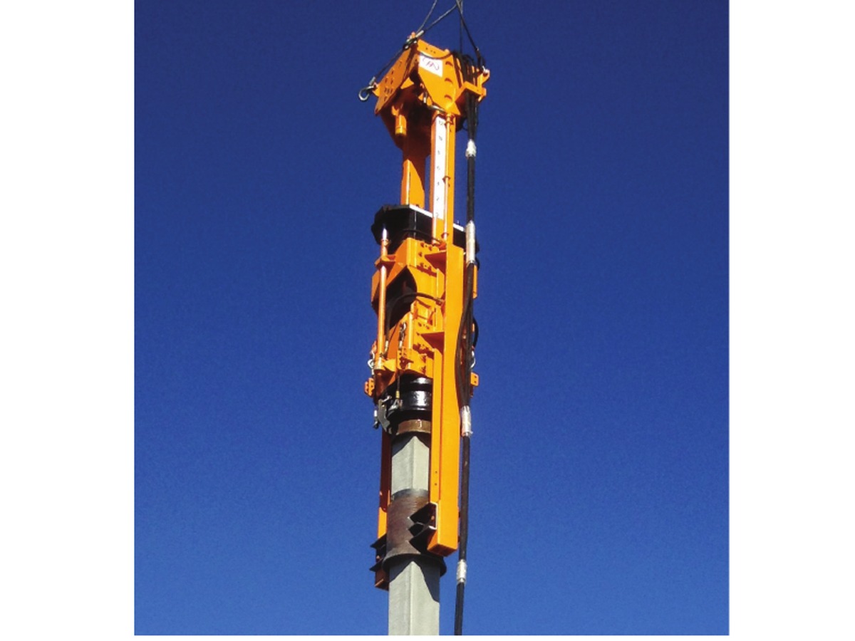 FAHH 3-11t hydraulic impact hammer driving a pile