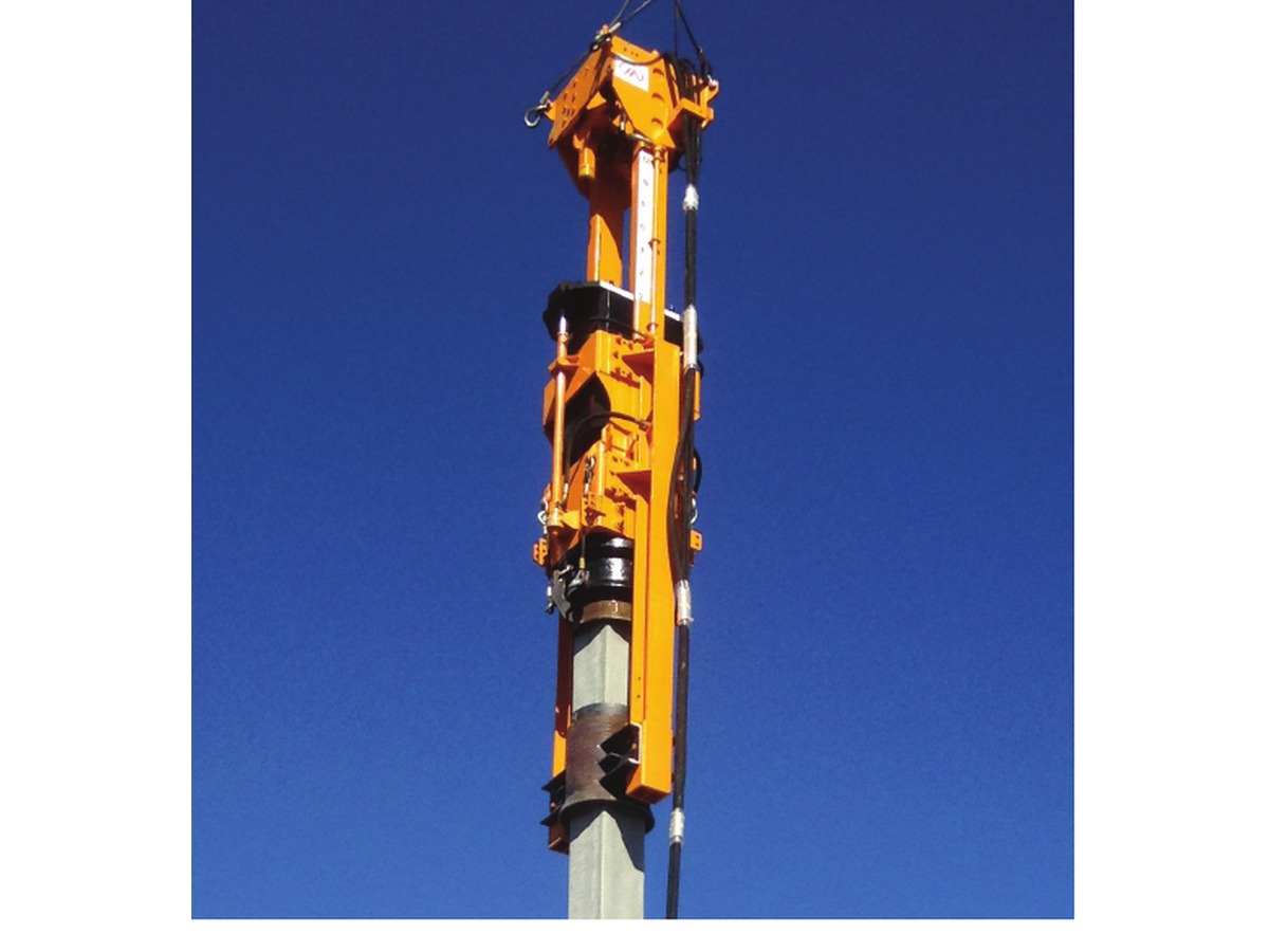 FAHH 5t hydraulic impact hammer driving a pile